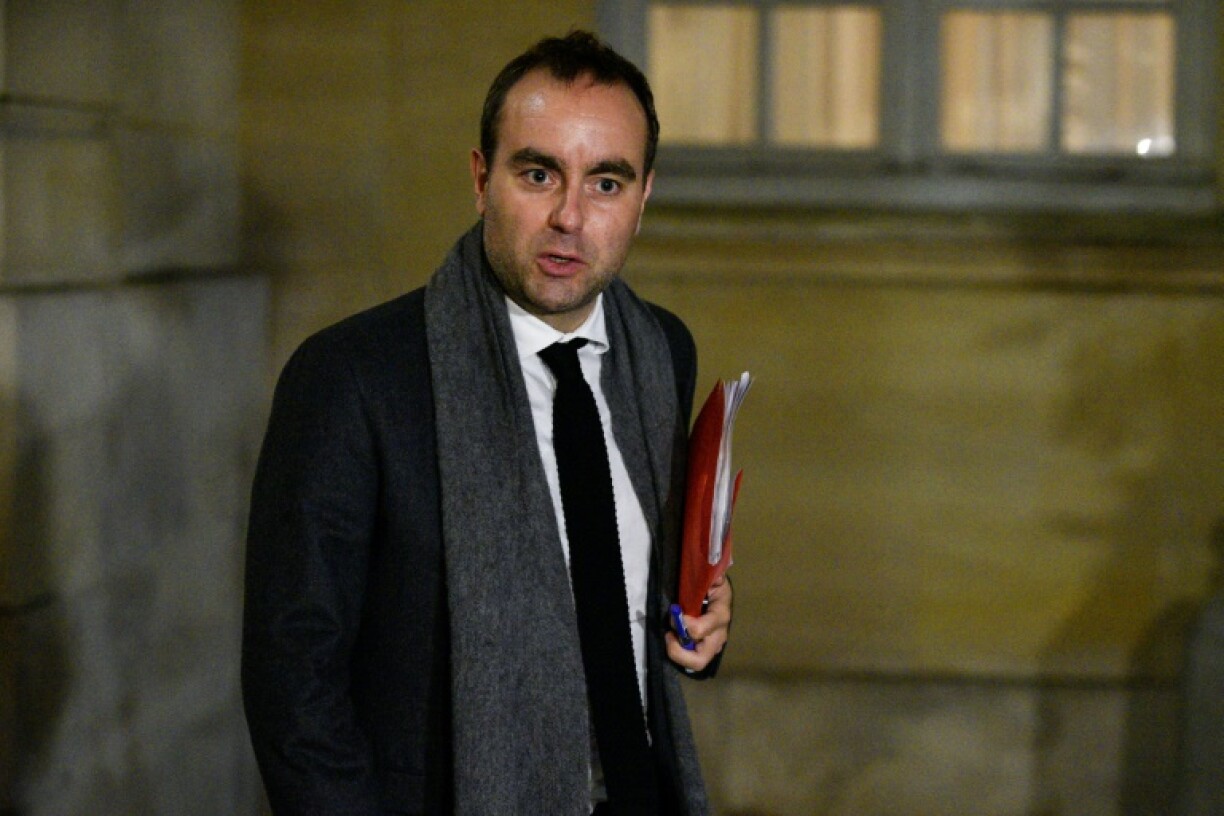 Sébastien Lecornu, le ministre des Outre-mers devant l'Hôtel Matignon à Paris, le 22 novembre 2021