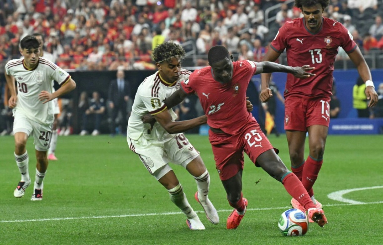 Nuno Mendes dribble Lamine Yamal lors de la défaite du Portugal contre l'Espagne, le 6 juillet 2026 à Arlington, près de Dallas