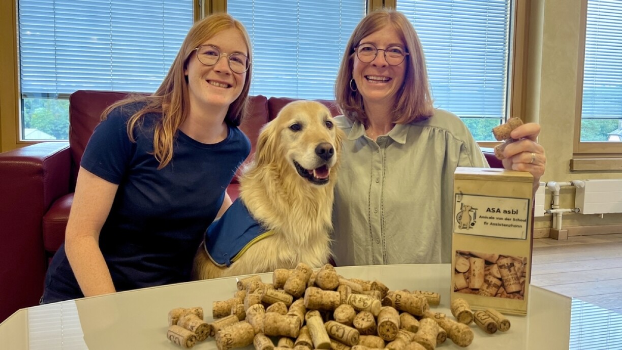 D'Aline Kuffer (lénks) mat hirem Assistenzhond Replay an hirer Mamm Arlette Hoffmann (riets).