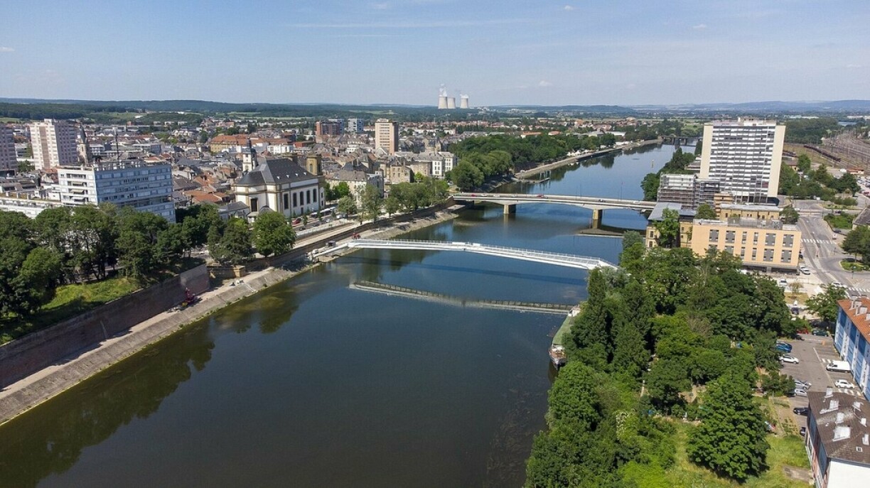 La passerelle de l'Europe lors de son installation à Thionville.