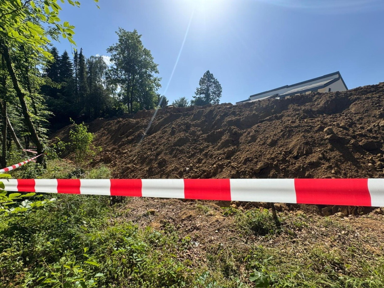 Entretemps ass déi villdiskutéiert Mauer ewechgerappt ginn
