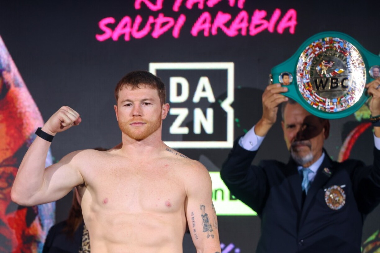 Canelo Alvarez pose lors de la pesée à la veille de son combat pour le titre WBC des super-moyens contre Christian Mbilli, le 30 octobre 2026 à Riyad