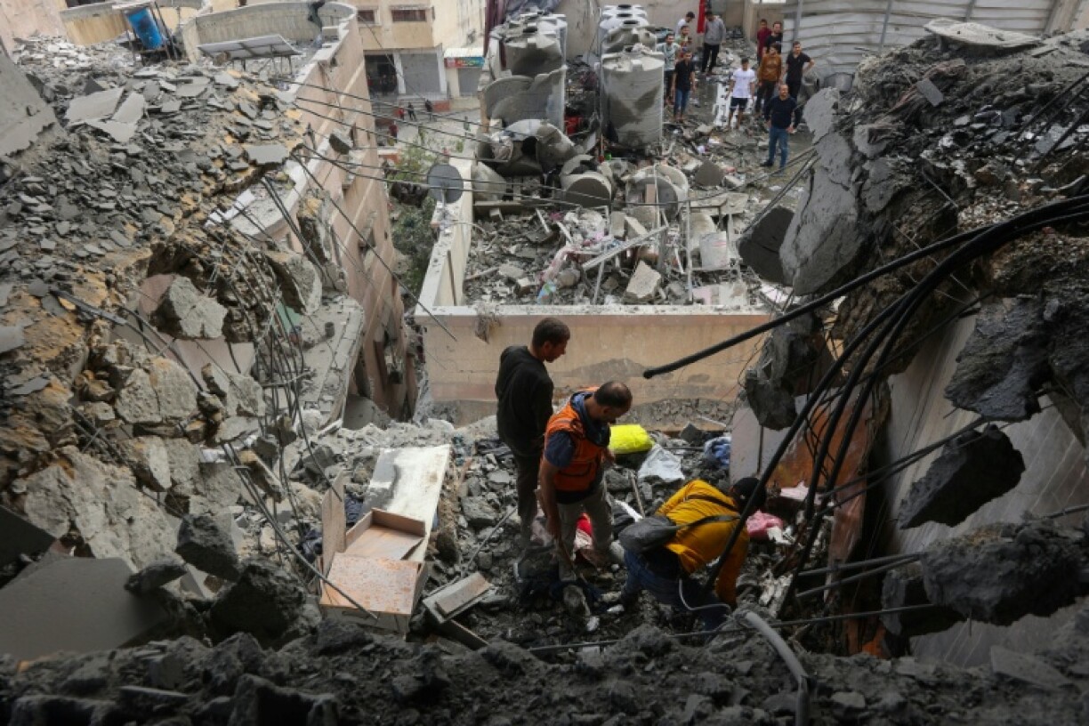 Des Palestiniens inspectent les lieux d'une frappe israélienne à Gaza-ville, le 24 avril 2025