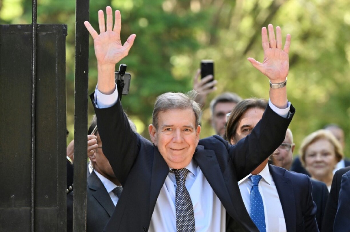 Venezuelan opposition leader Edmundo Gonzalez Urrutia waves to supporters in Montevideo after meeting with Uruguayan President Luis Lacalle Pou