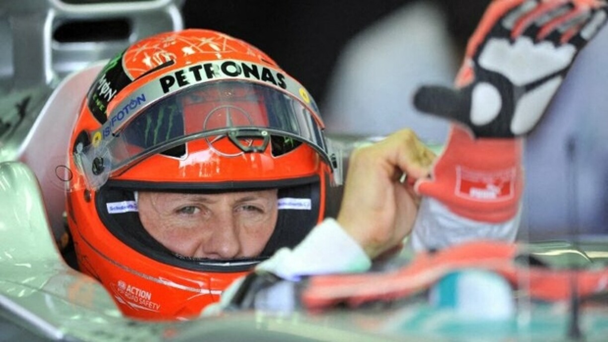 De Michael Schumacher am Joer 2012 um Steier vu sengem Formel-1-Auto.