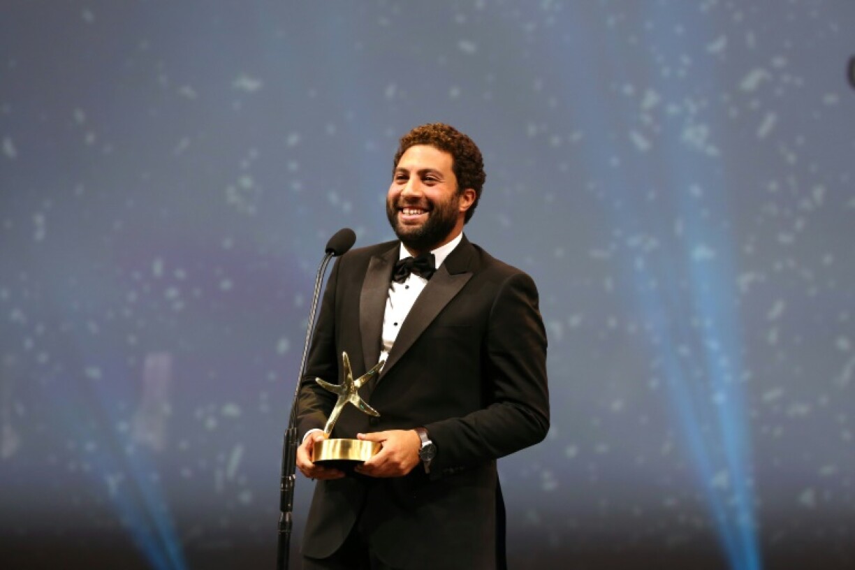 Le réalisateur égyptien Omar al-Zohairy reçoit le prix El Gouna Golden Star du meilleur long-métrage arabe, pour son film La Plume, lors de la 5e édition du Festival d'el-Gouna dans la station balnéaire égyptienne d'el-Gouna sur la mer Rouge le 22 octobre 2021.