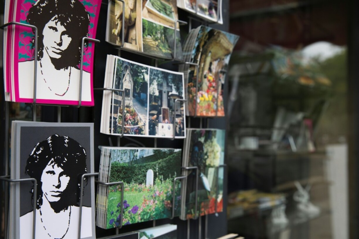 Des photos de Jim Morrison dans une boutique de souvenirs au cimetière du Père-Lachaise en octobre 2014 à Paris