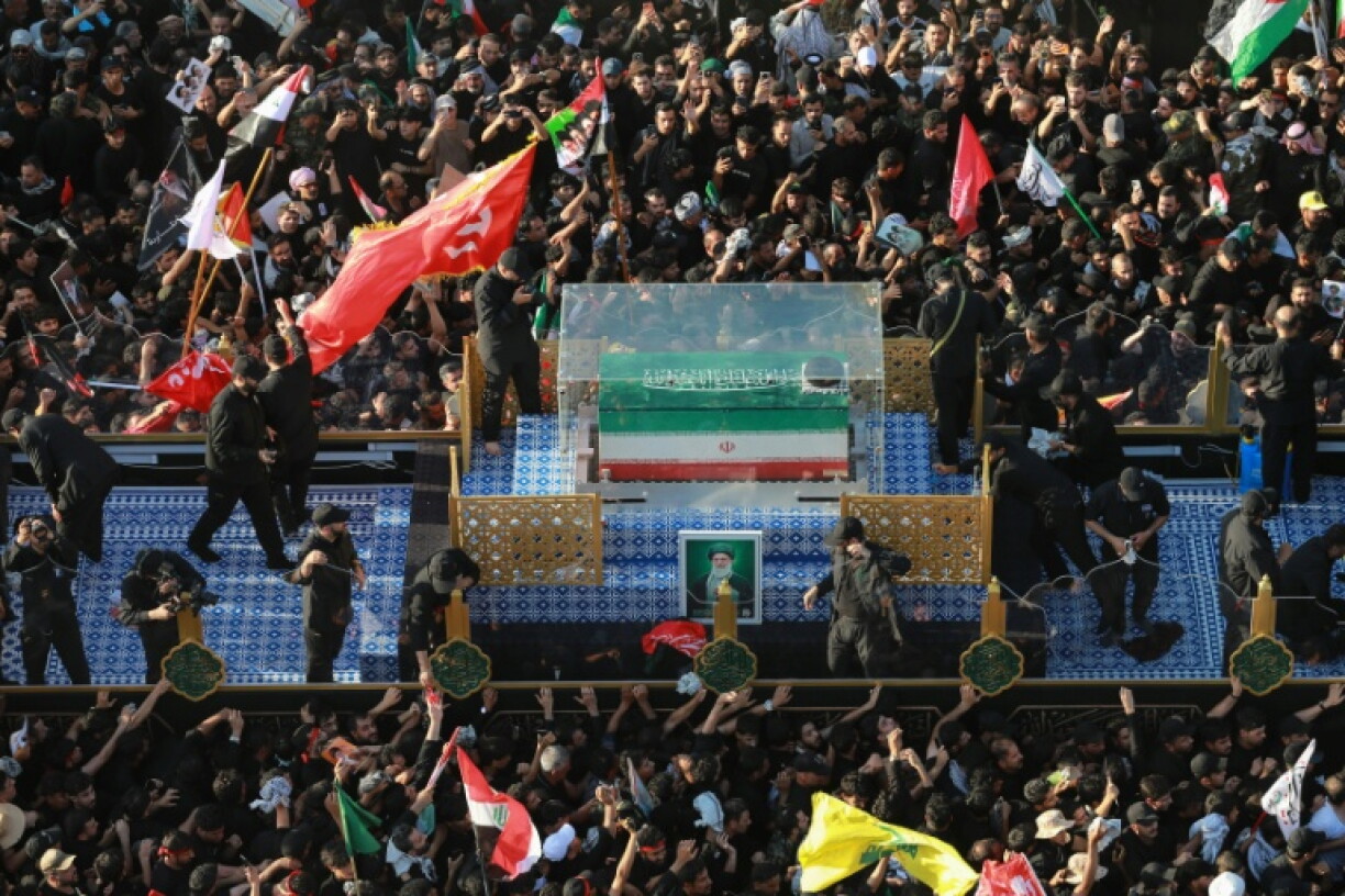 Une foule de personnes en deuil entoure le cortège funèbre transportant le cercueil d'Ali Khamenei, le guide suprême iranien assassiné, lors d'un cortège funèbre à Najaf, le 8 juillet 2026 en Irak