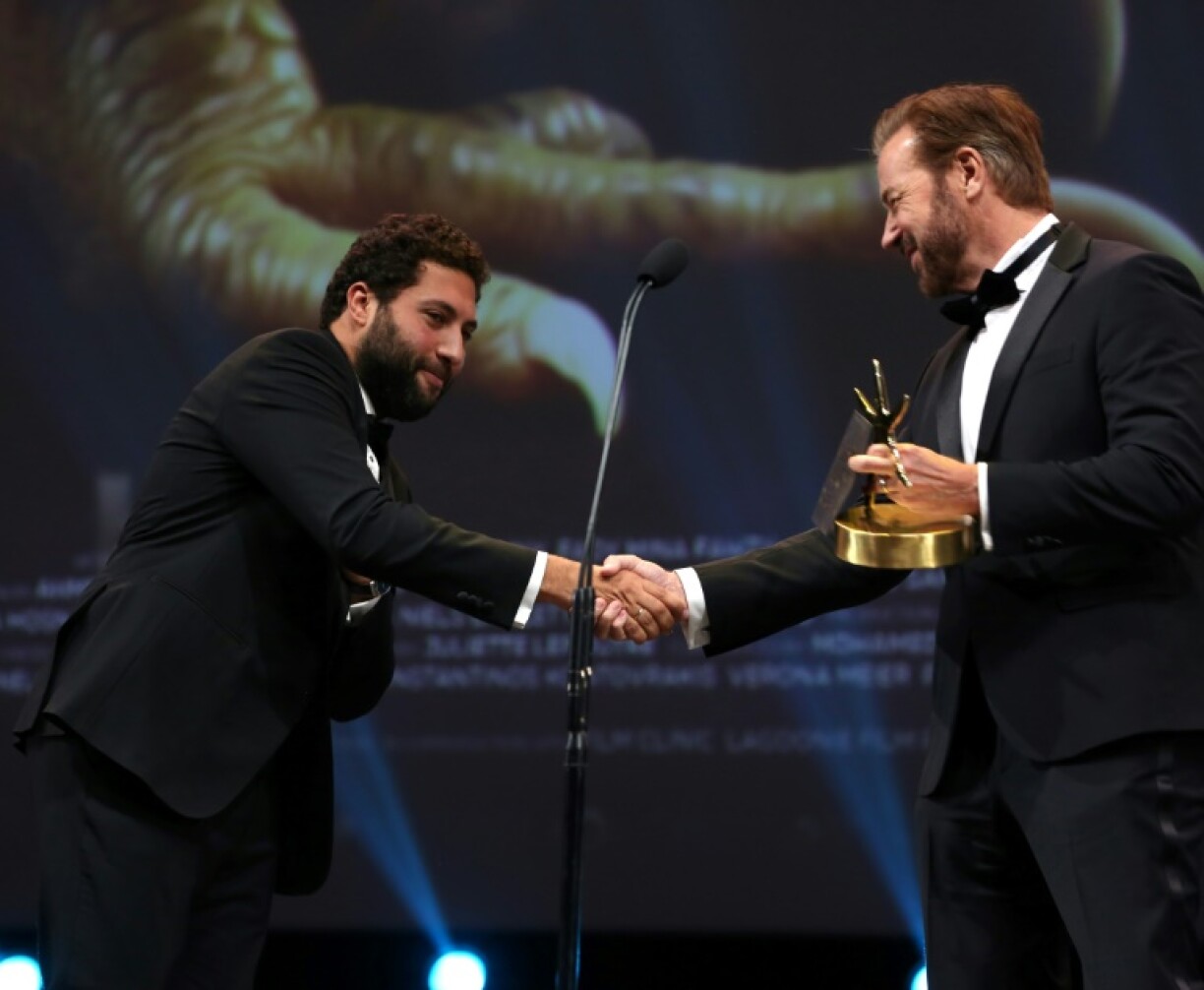Le réalisateur égyptien Omar al-Zohairy reçoit le prix El Gouna Golden Star du meilleur long-métrage arabe, pour son film
