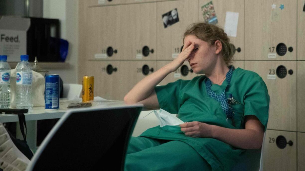 Une infirmière épuisée, le 11 avril dernier, après une nuit de garde dans le service des soins intensifs d’un hôpital de Bruxelles. Sept mois plus tard, l'histoire se répète...