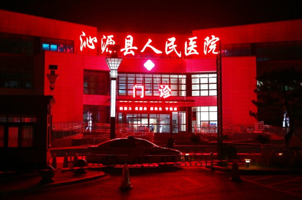 L'hôpital de Qinyuan, en Chine, cerné par des cordons de sécurité le 24 mai 2026