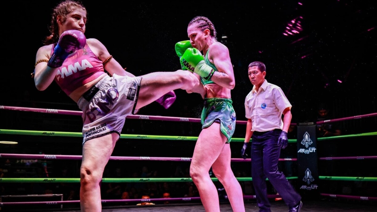 D'Marie Heinz (lénks) beim Kampf ëm de Rimm vun der World Muay Thai Organization an der Kategorie 57 Kilo