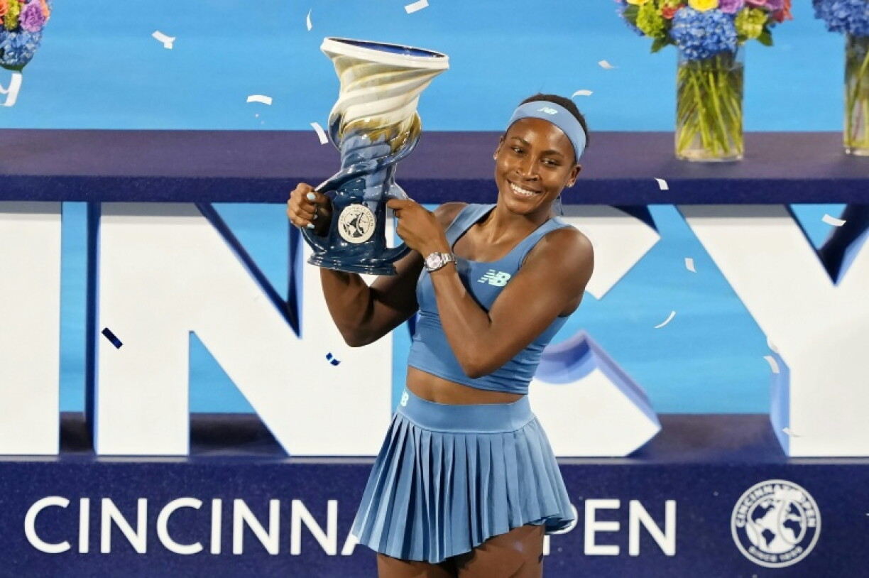 Coco Gauff le trophée du WTA de Cincinnati dans les mains, le 23 août 2026