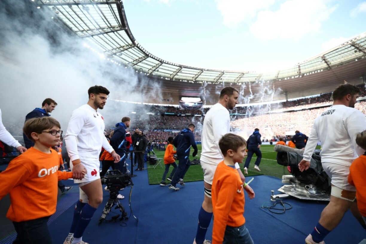 Le flanker des Bleus Anthony Jelonch (au centre) avant le coup d'envoi du match contre l'Ecosse en Six Nations au Stade de France, le 26 février 2023