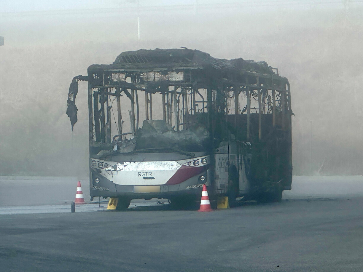 Vum verbrannte Bus war net méi vill iwwreg.