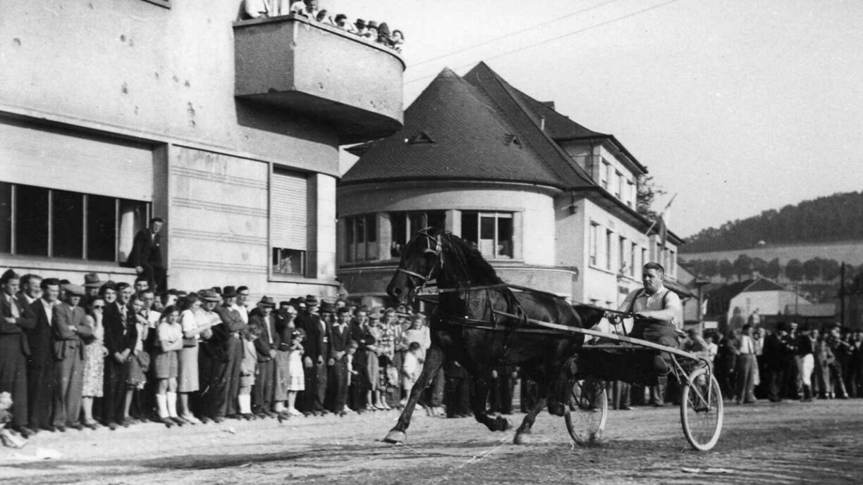 1948 an 1949 goufe Coursen op enger 1.700 Meter laanger Streck an de Stroosse vun Dikrech organiséiert.