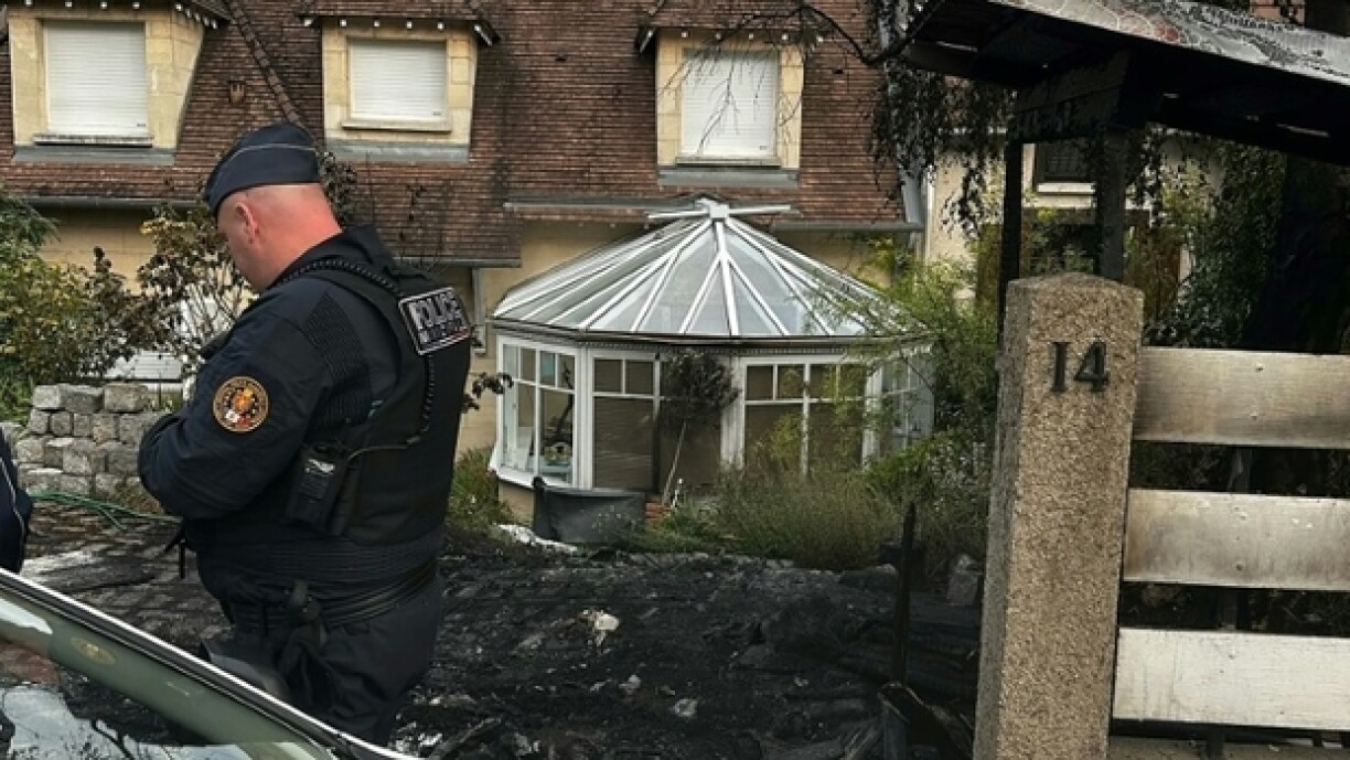 La façade du domicile du maire LR de L'Haÿ-les-Roses (Val-de-Marne) le 2 juillet après l'attaque dans la nuit à la voiture-bélier enflammée