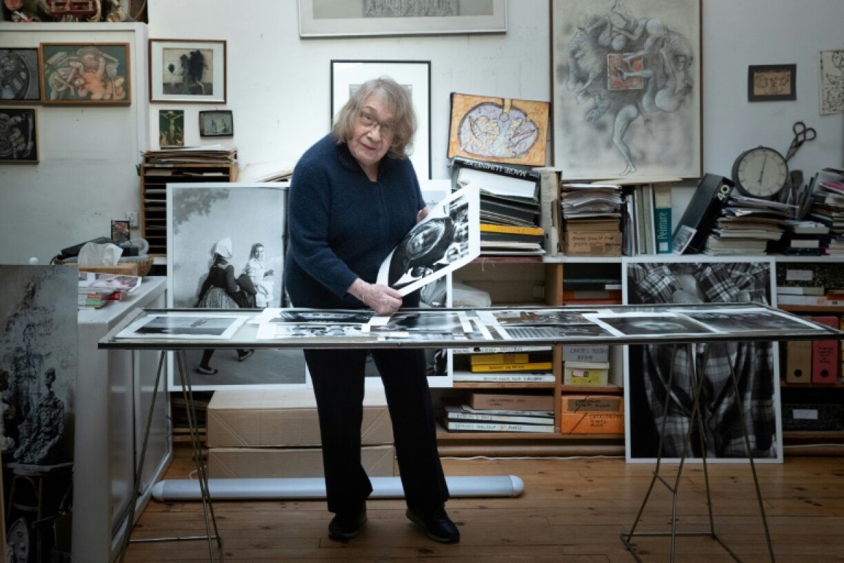 La photographe Sabine Weiss pose le 15 décembre 2020 à son domicile à Paris