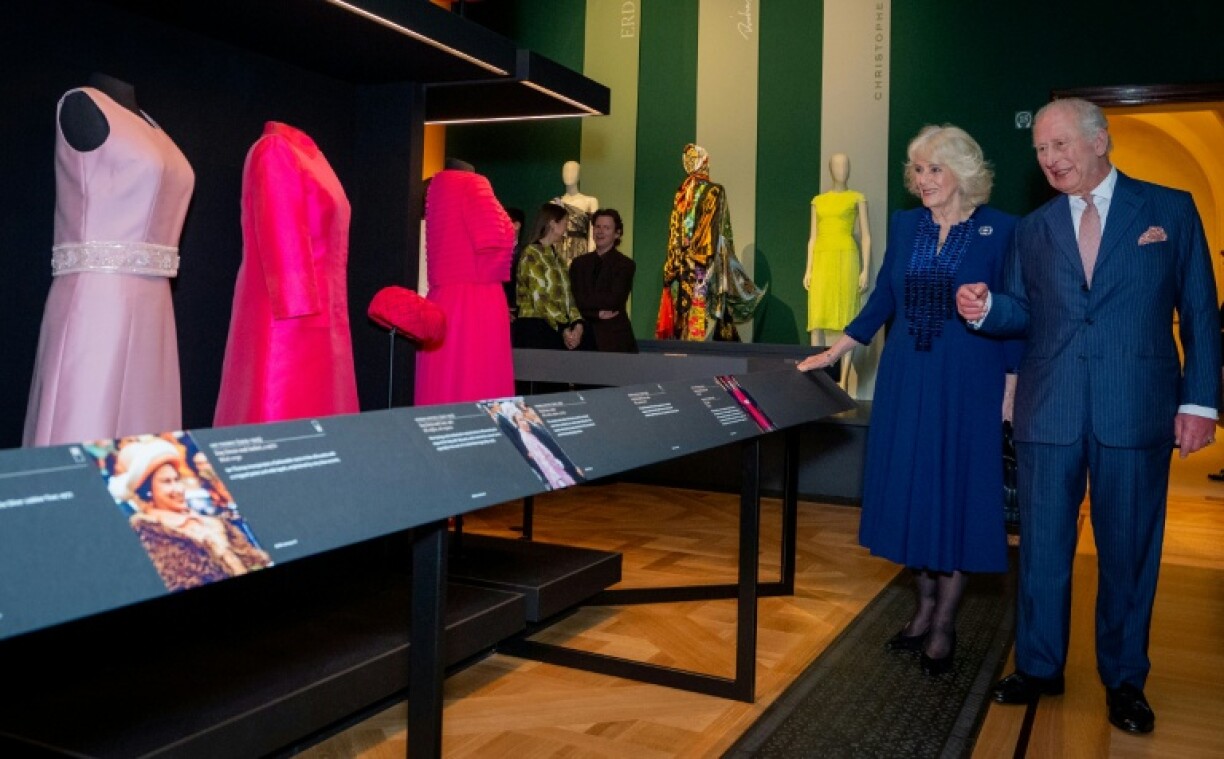 Le roi Charles III et la reine Camilla admirent des tenues portées par la défunte reine Elizabeth II, dans le cadre de la nouvelle exposition du Royal Collection Trust "La reine Elizabeth II : sa vie avec style", présentée à la King's Gallery du palais de Buckingham à Londres, le 20 avril 2026