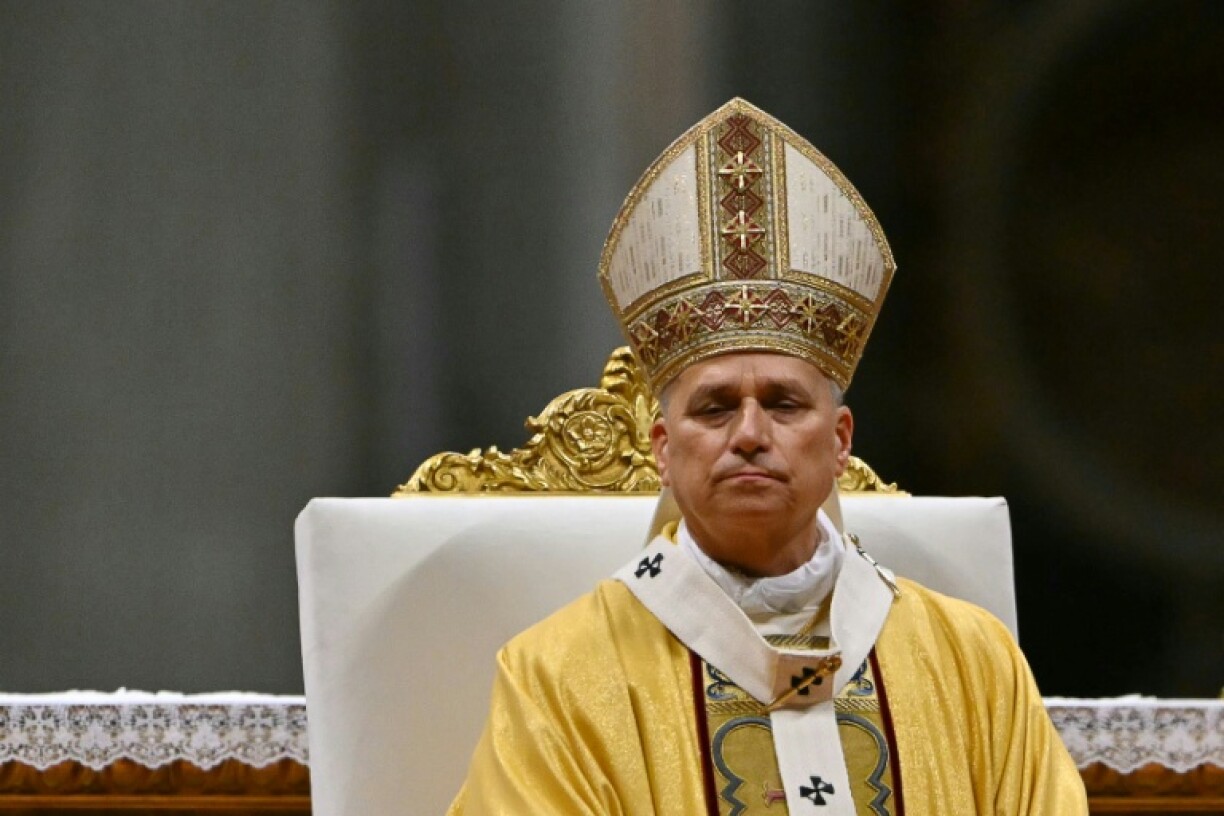 Papst Leo XIV. hat am Mittwoch die erste Christmette seines Pontifikats im Petersdom im Vatikan gefeiert. Vor Kardinälen, Bischöfen, Diplomaten und etwa 6000 Gläubigen hielt er eine sehr religiöse Predigt, ohne direkt auf aktuelle Themen einzugehen.