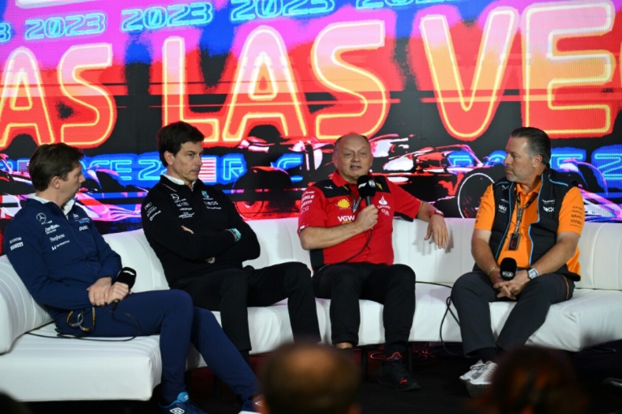 De gauche à droite, les patrons des écuries Williams, James Vowles, Mercedes, Toto Wolff, Ferrari, Frederic Vasseur, et McLaren, Zak Brown, lors d'une conférence de presse le 16 novembre 2023 en marge du GP de Las Vegas (Etats-Unis)