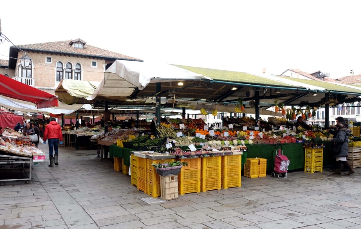 Un marché désert à Venise, qui fait partie des zones touchées par le coronavirus.