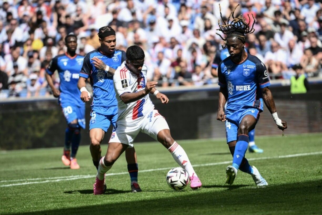 L'attaquant de Lyon Endrick au duel avec le joueur d'Auxerre Gideon Mensah, lors du match de Ligue 1 remporté par l'OL, le 25 avril 2026, à Décines-Charpieu