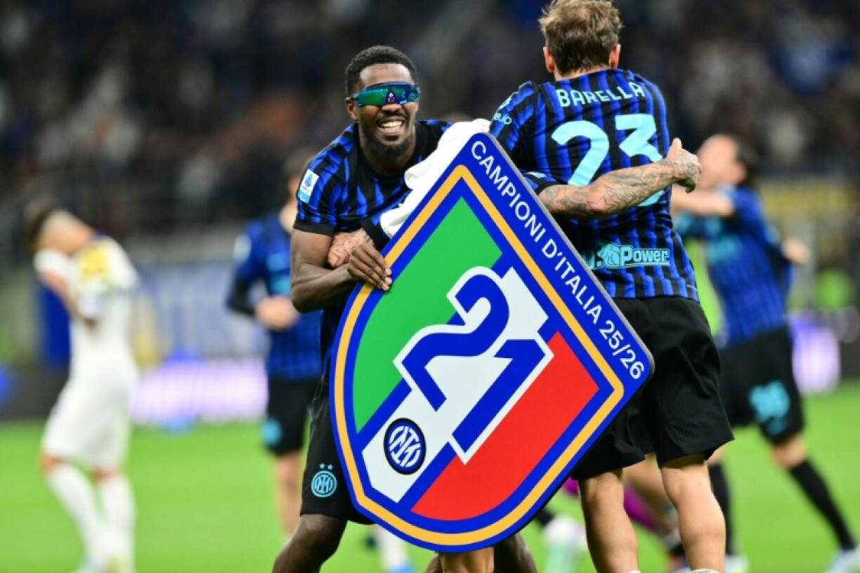 L'avant-centre de l'Inter Milan Marcus Thuram fête avec ses coéquipiers le 21e titre de champion d'Italie de son équipe le 3 mai 2026 à San Siro