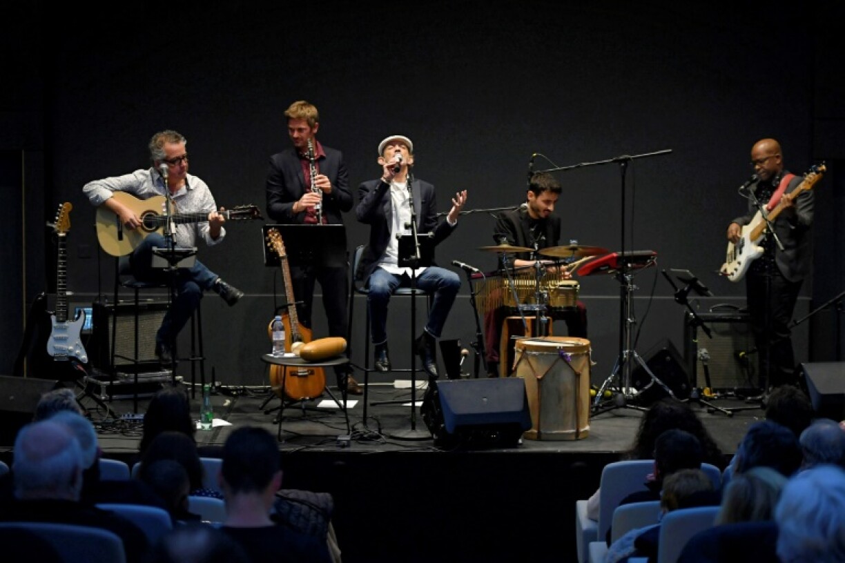 Le musicien et chanteur argentin Fabian Ordonez(c), père des rappeurs Bigflo et Oli, en concert à Toulouse, le 8 décembre 2021