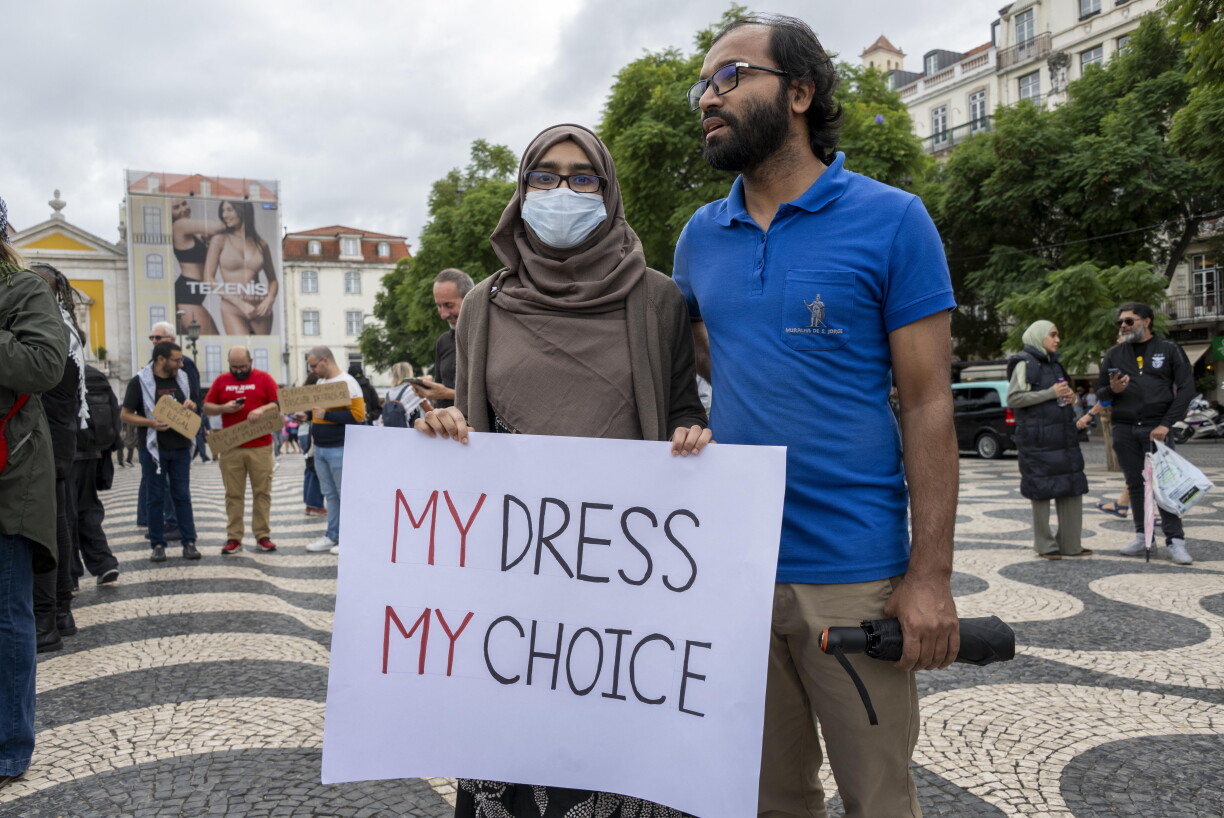 Honnerte Leit waren de leschten Oktober zu Lissabon op d'Strooss gaangen, fir géint dat Gesetz, wat elo a Portugal a Kraaft getrueden ass, ze demonstréieren. Eng Demonstrantin huet e Schëld mat der Opschrëft "Mäi Kleed, Mäi Choix" am Grapp.