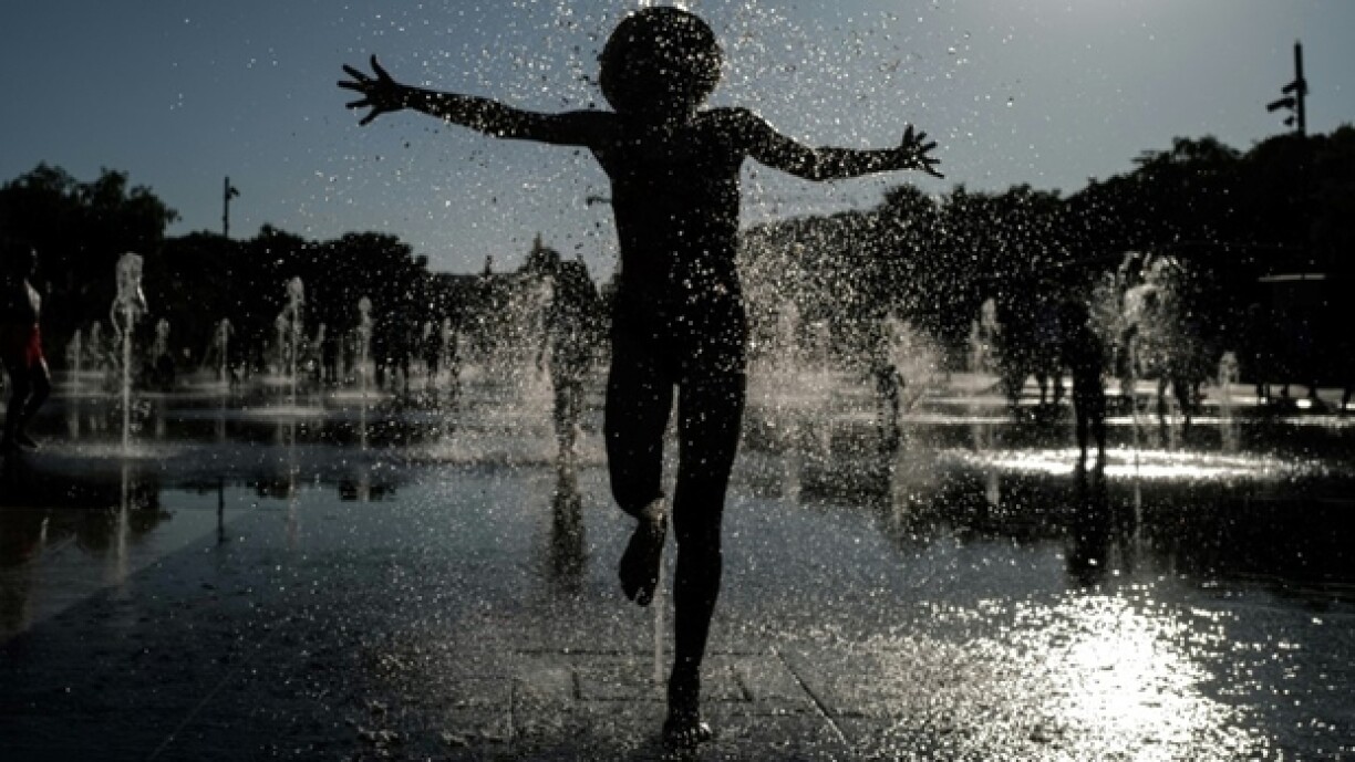 Un enfant se rafraîchit dans une fontaine à Nice, le 16 août 2021