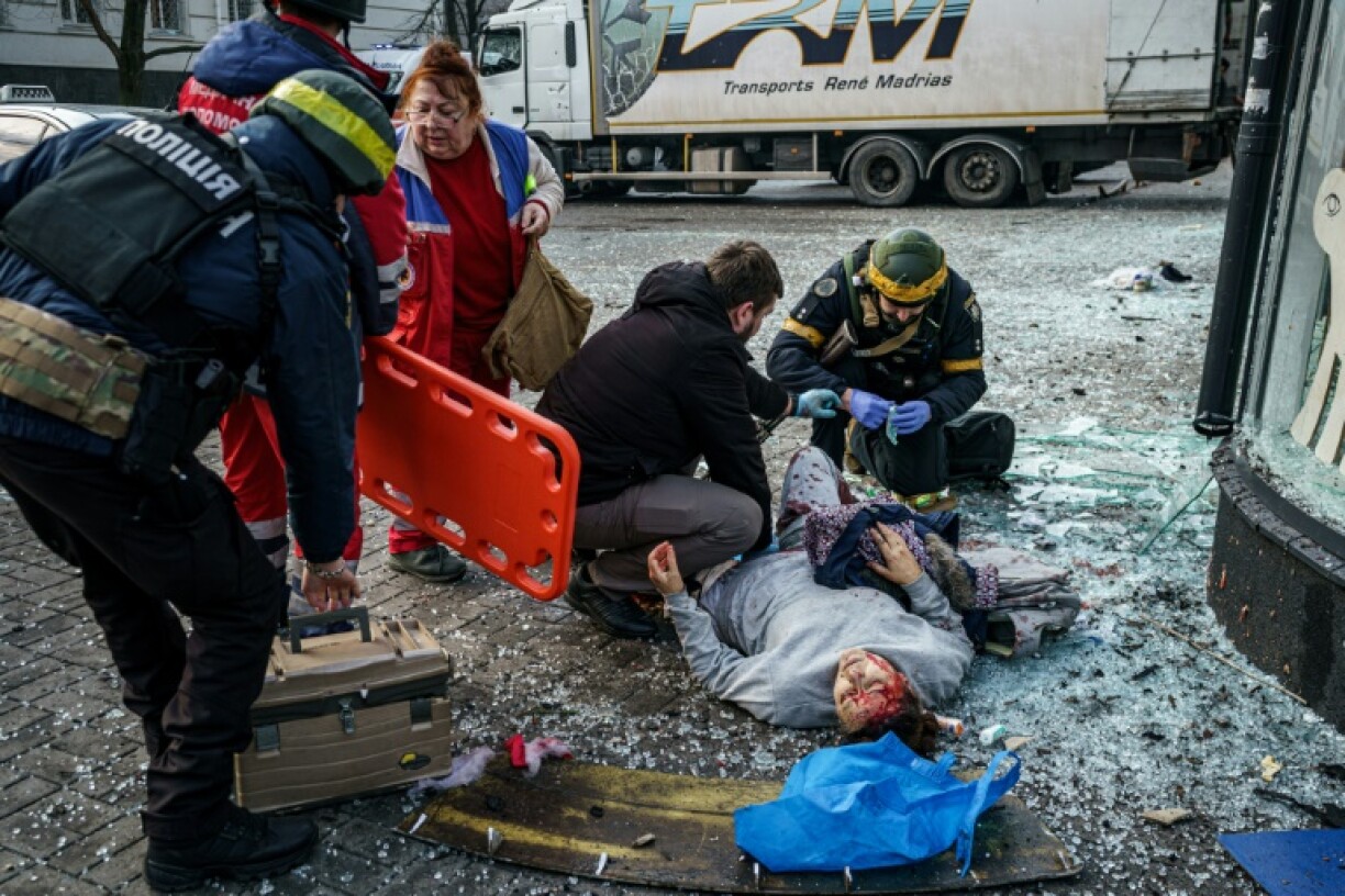 Des sauveteurs prennent en charge une femme blessée par une frappe russe, le 24 décembre 2022 à Kherson, en Ukraine
