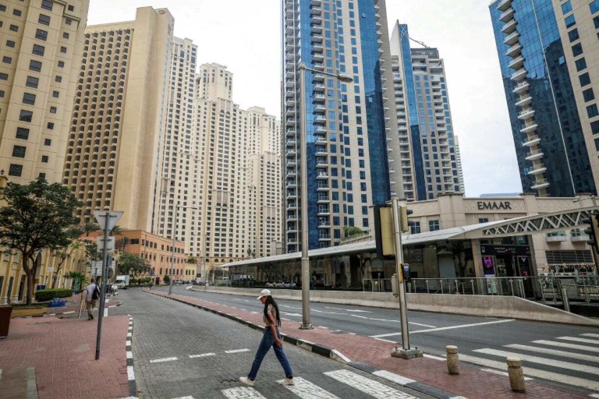 Une rue désertée près de la plage de Jumeirah Beach Residence à Dubaï le 10 mars 2026