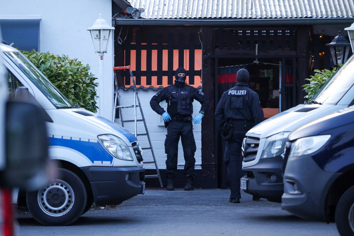 28 April 2026, North Rhine-Westphalia, Hilden: Police officers search the Hells Angels clubhouse in Hilden. Police in North Rhine-Westphalia carry out a large-scale raid against the rocker group.