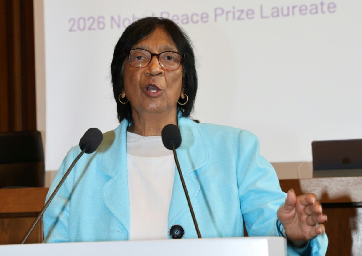 La juriste sud-africaine Navi Pillay s'adresse aux journalistes après s'être vu décerner le prix Nobel de la paix 2026, le 9 octobre 2026 dans la salle d'audience historique 600 du palais de justice de Nuremberg, en Allemagne