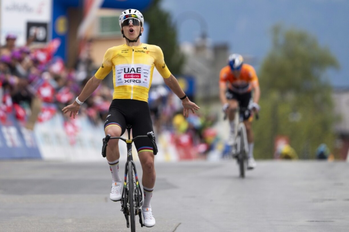 Le Slovène Tadej Pogacar, maillot jaune de leader sur les épaules, franchit en vainqueur la ligne d'arrivée de la 5e et dernière étape du Tour de Romandie dimanche à Leysin, en Suisse.