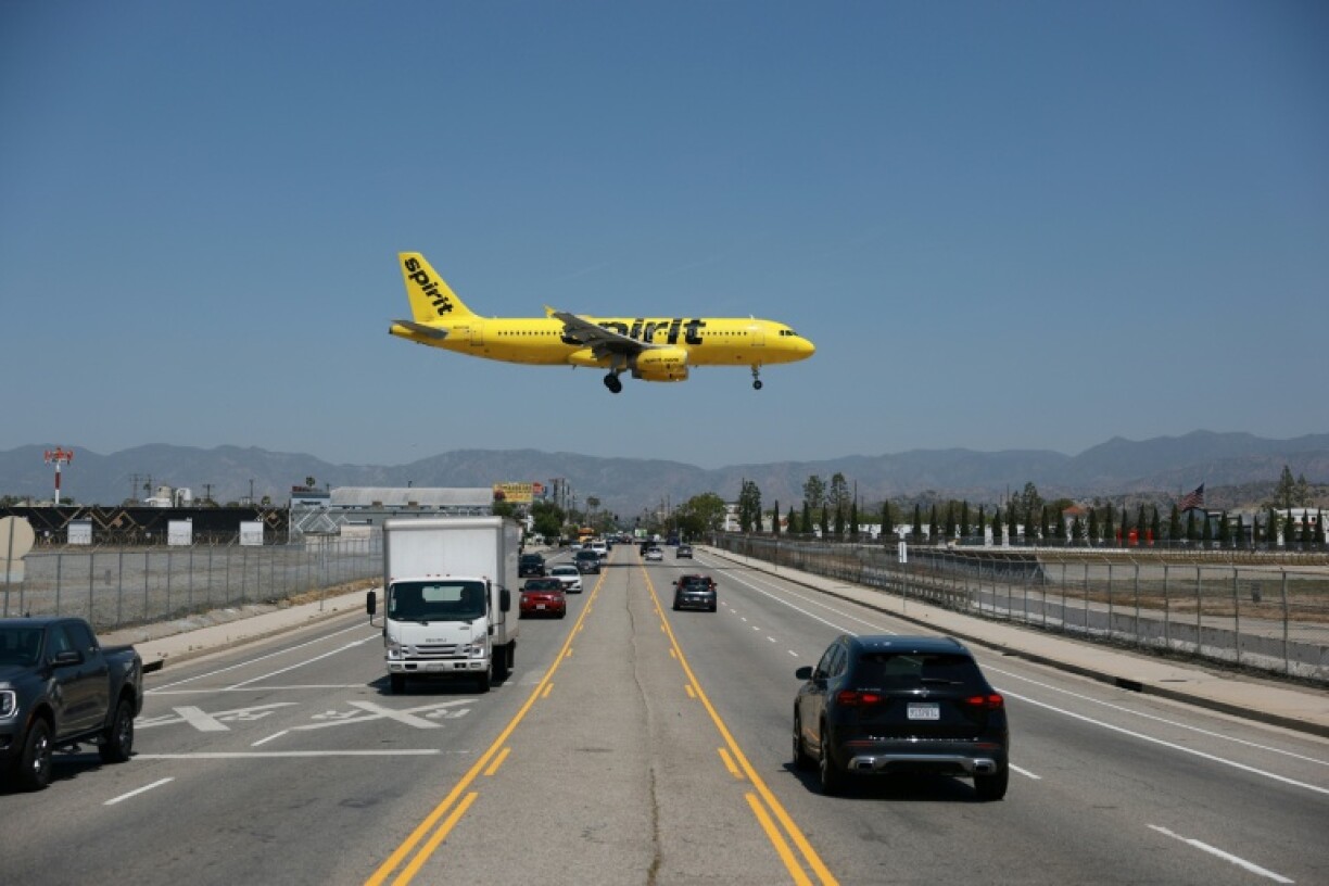 Un Airbus A320 de la compagnie aérienne américaine à bas coût Spirit Airlines atterrit à l'aéroport Hollywood Burbank, le 17 avril 2026