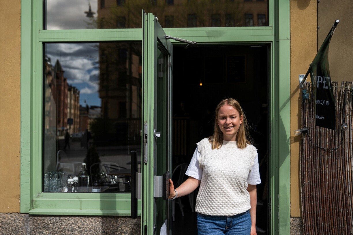 Hanna Petersson, membre du personnel technique d'Andon Labs, au café Andon à Stockholm.