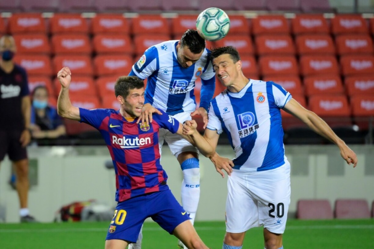 Les défenseurs de l'Espanyol Javier Puado (top) et Bernardo Espinosa semblent prendre le dessus sur Sergi Roberto, mais c'est le Barça qui s'adjuge le derby du 8 juillet 2020au Camp Nou