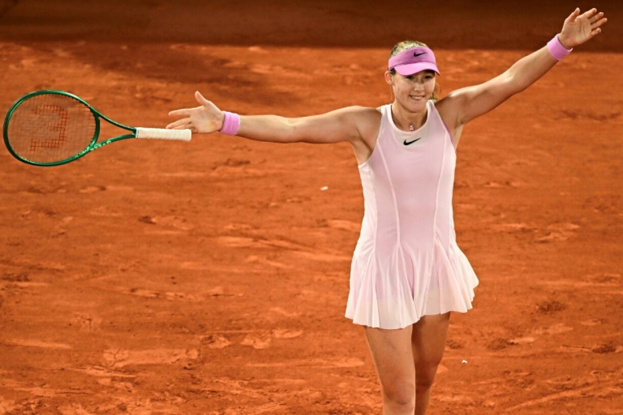 La Russe Mirra Andreeva juste après sa victoire en demi-finale de Roland-Garros face à l'Ukrainienne Marta Kostyuk le 4 juin 2026. La 8e joueuse mondiale partira favorite samedi après-midi de sa première finale en Grand Chelem
