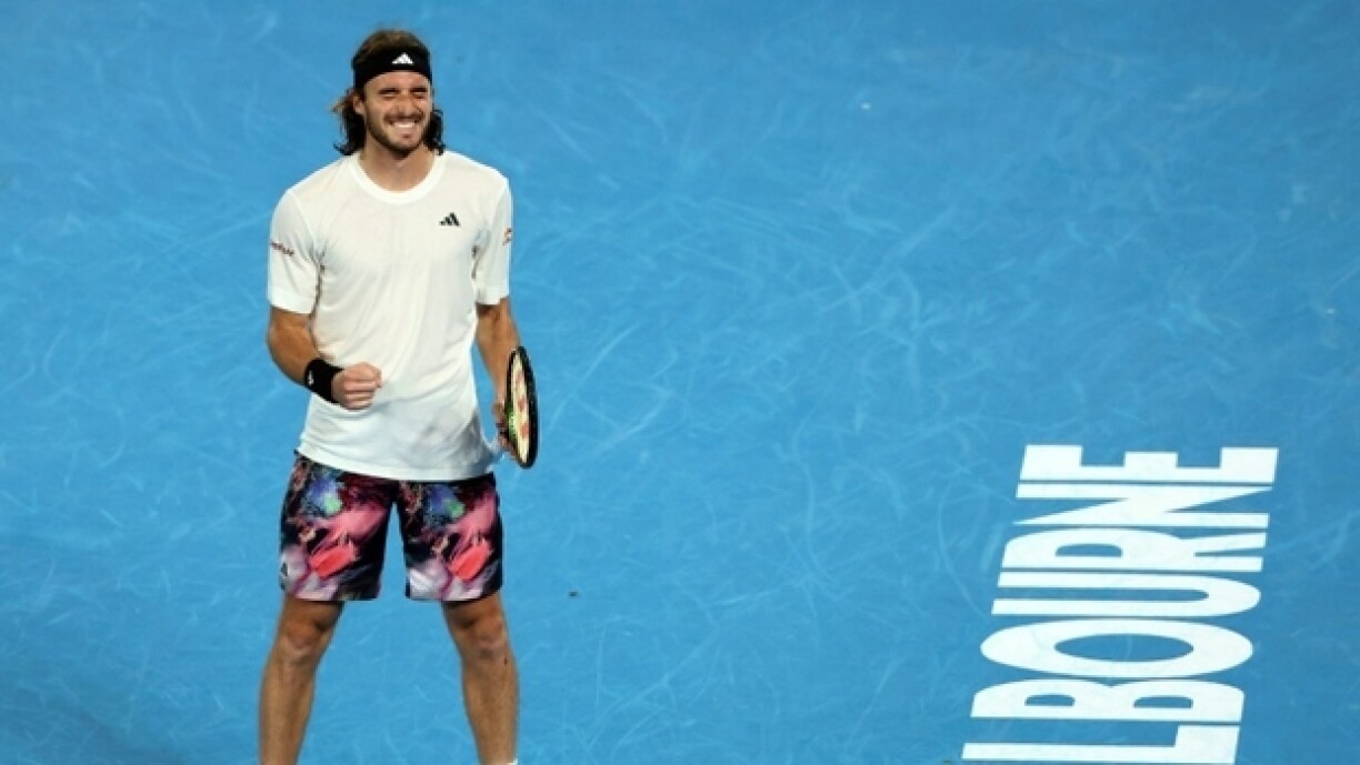 Le Grec Stefanos Tsitsipas célèbre sa victoire contre le Tchèque Jiri Lehecka après leur quart de finale à l'Open d'Australie, à Melbourne, le 24 janvier 2023