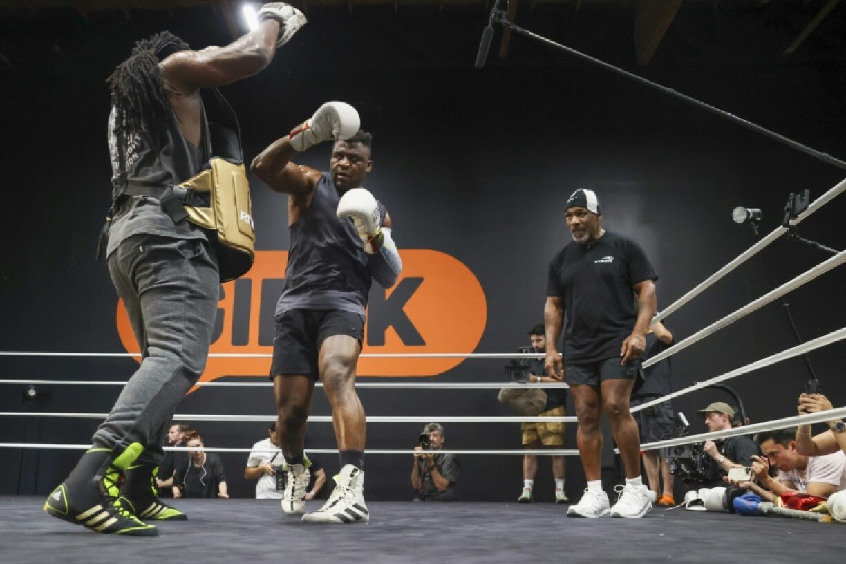 Le Camerounais Francis Ngannou à l'entraînement sous les yeux du boxeur légendaire Myke Tyson,le 26 septembre 2àé3 à Las Vegas