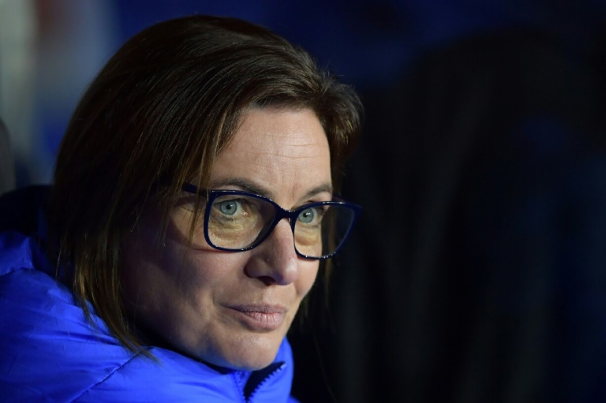 La sélectionneuse de l'équipe de France Corinne Diacre, lors du match contre l'Uruguay, le 18 février 2023 à Angers