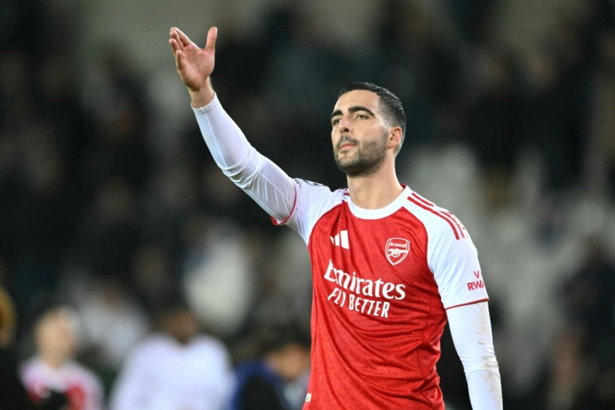 Le milieu d'Arsenal Mikel Merino salue les supporters à la fin du match de C1 contre Bruges le 10 décembre 2025 à Bruges en Belgique