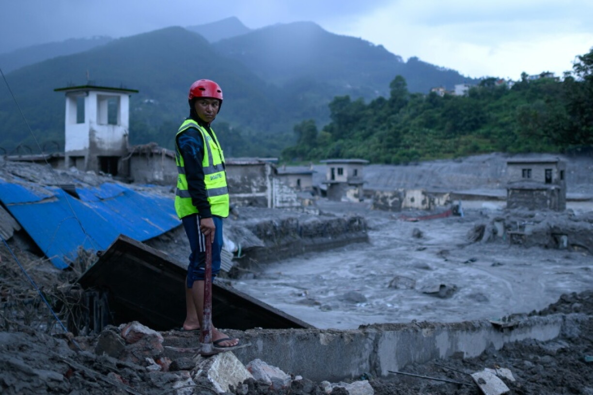 Heftige nächtliche Regenfälle und steigende Wasserpegel haben in Nepal die Versuche der Rettungskräfte behindert, die vermutlich in einem Tunnel eingeschlossenen Bauarbeiter zu befreien.