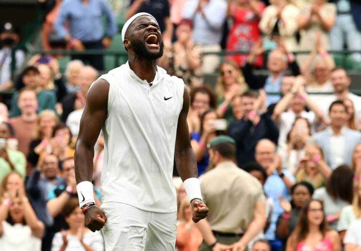 La joie de l'Américain Frances Tiafoe, vainqueur en 3 sets du Grec Stefanos Tsitsipas, au 1er tour du tournoi de Wimbledon, le 28 juin 2021 à Londres
