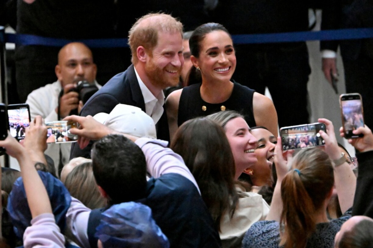 Le prince Harry, duc de Sussex, et son épouse Meghan, duchesse de Sussex, se font prendre en photo au Royal Children's Hospital de Melbourne, en Australie, le 14 avril 2026