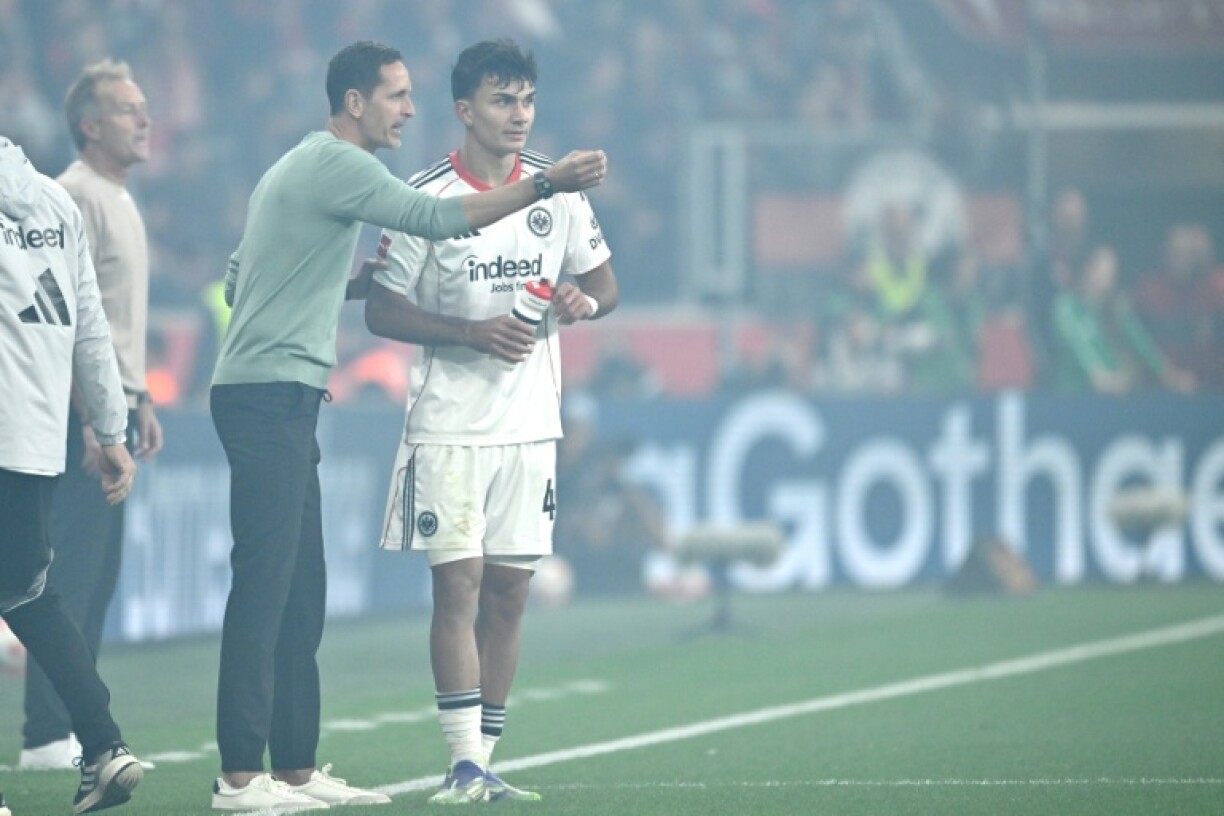 Frankfurt's Can Uzun (R) speaks to coach Dino Toppmoeller