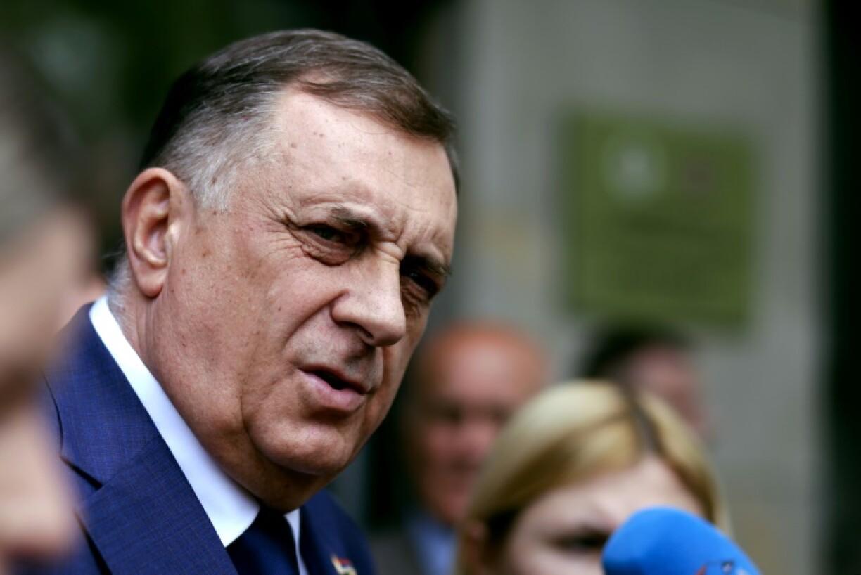 Authorities cancelled an arrest warrant for Bosnian Serb leader Milorad Dodik after he agreed to be questioned by prosecutors investigating accusations of secessionist activities