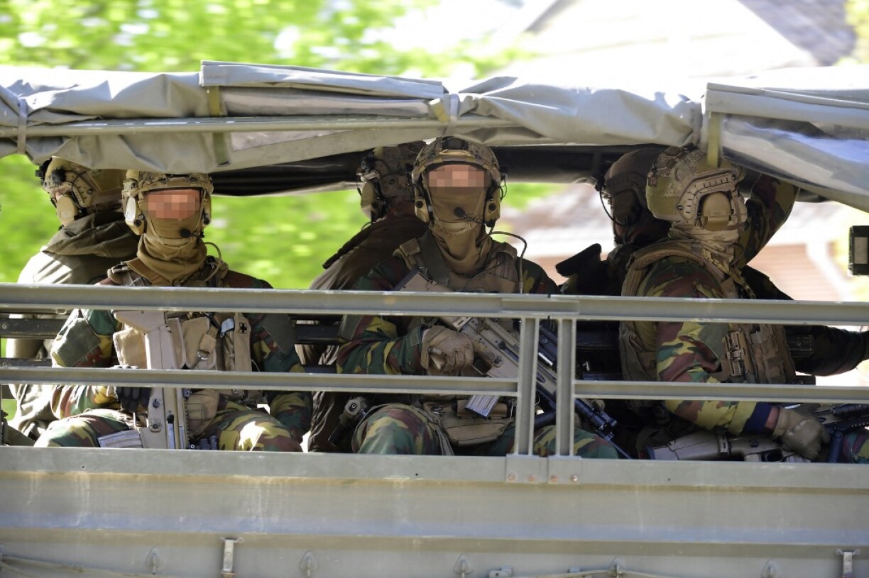 Des militaires déployés dans le parc Hoge Kempen en Belgique pour retrouver Jurgen Conings, soupçonné d'être armé.